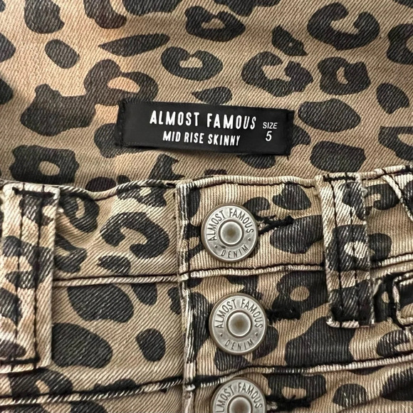 Almost Famous Animal Print Leopard Print Mid Rise Skinny Jeans Size 5 A2 - Picture 9 of 16